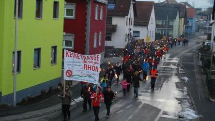 Keine Stromtrasse: Rund 150 Männer, Frauen und Kinder zogen in einem Fackelzug durch Schondra. Foto: Oswald Türbl