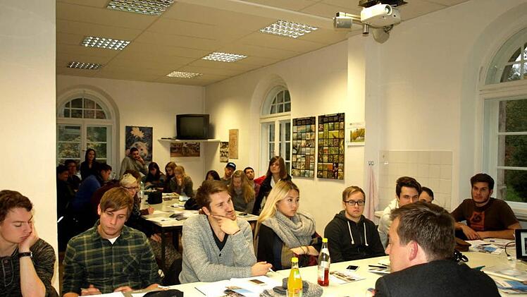 Gespannte Aufmerksamkeit beim Einführungsgespräch in der Ökologischen Außenstation Wallenfels, wo die Studierenden Quartier bezogen hatten. Vorne von hinten Bürgermeister Jens Korn.
