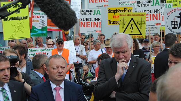 Vor knapp einem Jahr h&ouml;rte sich Ministerpr&auml;sident Horst Seehofer die Sorgen der Rh&ouml;ner an, kurz danach wurde beschlossen, dass der S&uuml;dlink zwar kommt, aber unter der Erde. Welche Auswirkungen das genau hat, wird sich erst im Herbst zeigen, wenn Tennet die neue Trasse festlegt. Foto: Archiv/D&uuml;nnebier