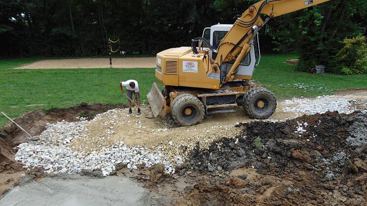 An Schwimmen und Badespaß ist derzeit im Gräfenberger Freibad nicht zu denken.  Foto: Petra Malbrich