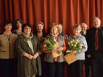 Zweite Vorsitzende Petra Droigk, Chorleiterin Carolin Heckel, Elke Köhn, Jutta Resch, Erna Wolf, Vorsitzende Irmhilde Wachter, Inge Holland, Otto Seidl und Günter Georg von der Sängergruppe Muppberg vom Fränkischen Sängerbund.Foto: Daniela Pondelicek