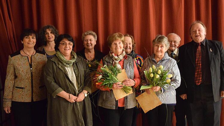 Zweite Vorsitzende Petra Droigk, Chorleiterin Carolin Heckel, Elke Köhn, Jutta Resch, Erna Wolf, Vorsitzende Irmhilde Wachter, Inge Holland, Otto Seidl und Günter Georg von der Sängergruppe Muppberg vom Fränkischen Sängerbund.Foto: Daniela Pondelicek