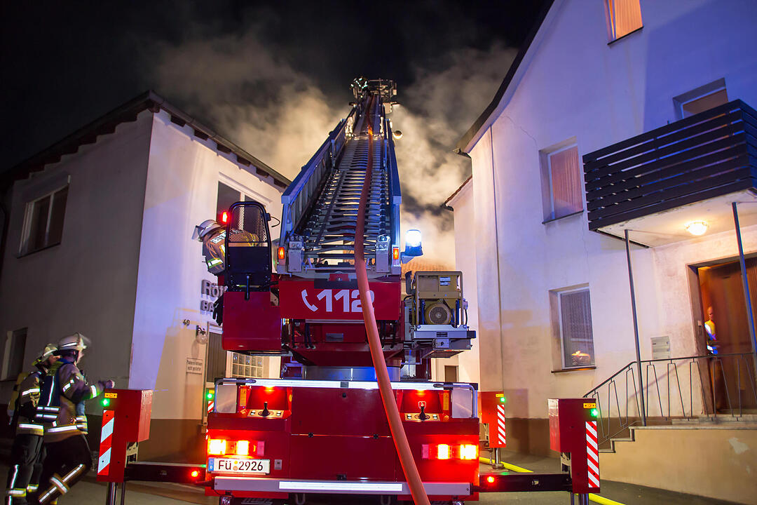 Dachstuhlbrand fordert Feuerwehr: Brandobjekt schwer zugänglich