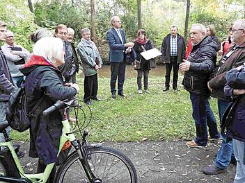 Vor der Sitzung trafen sich die Ausschussmitglieder mit der Planerin Stephanie Hackl zur Ortsbegehung.  Foto: Richard Sänger