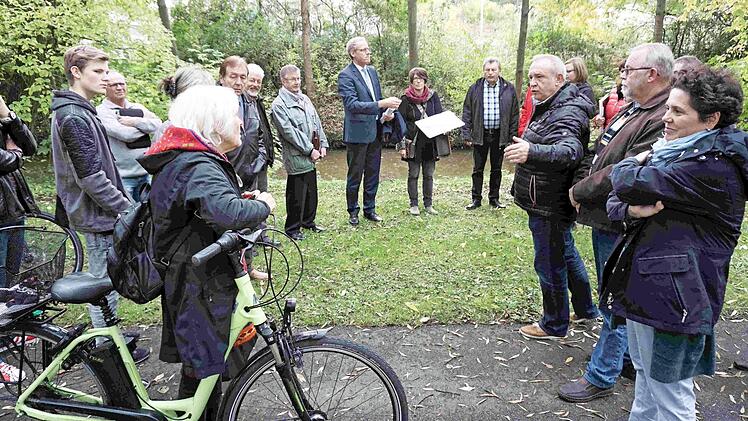 Vor der Sitzung trafen sich die Ausschussmitglieder mit der Planerin Stephanie Hackl zur Ortsbegehung.  Foto: Richard Sänger