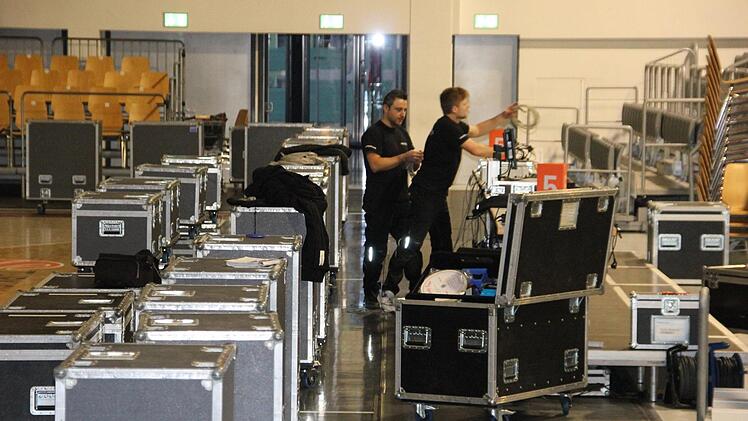 Bis zu 100 Kisten packen die Mitarbeiter von Eventworks aus, bis die technische Ausstattung steht.  Fotos: Udo Schilling
