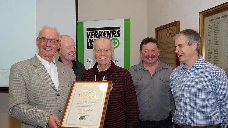 Alfred Fischer (Mitte) ist neues Ehrenmitglied. Karlheinz Franz, Alfons Hausmann, Hubert Koch und Holger Augsburg würdigen ihn.