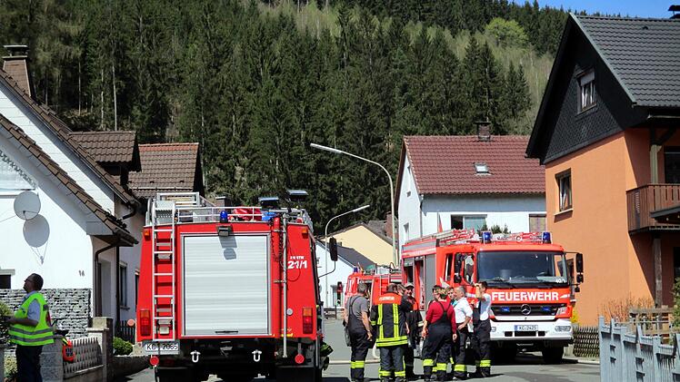 Die Tanklöschfahrzeuge mussten auf der Straße bleiben und eine 200 Meter lange Schlauchleitung wurde den Berg hinauf verlegt. Foto: Susanne Deuerling