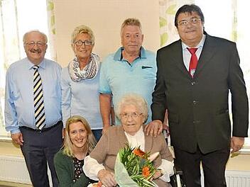 Bernd Steger (Landratsstellvertreter), Luitgard Zinner (Schwiegertochter), Sohn Horst Zinner und Zweiter Bürgermeister Wolfgang Förtsch (stehend von links) und Enkelin Katrin gratulierten Herta Zinner (beide Vorne) zum 95. Geburtstag. Foto: Karl-Heinz Hofmann