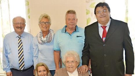 Bernd Steger (Landratsstellvertreter), Luitgard Zinner (Schwiegertochter), Sohn Horst Zinner und Zweiter Bürgermeister Wolfgang Förtsch (stehend von links) und Enkelin Katrin gratulierten Herta Zinner (beide Vorne) zum 95. Geburtstag. Foto: Karl-Heinz Hofmann