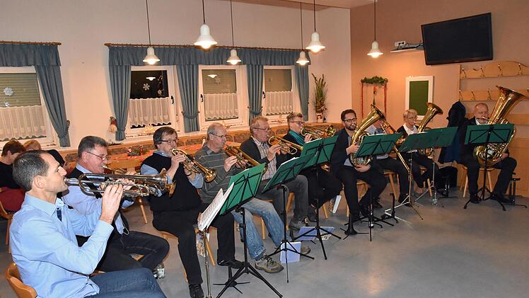 Der Posaunenchor Sylbach unter der Leitung von Martin Appold gestaltete die Jahresabschlusssitzung des Stadtrats Haßfurt im Dorfgemeinschaftshaus in Sylbach.