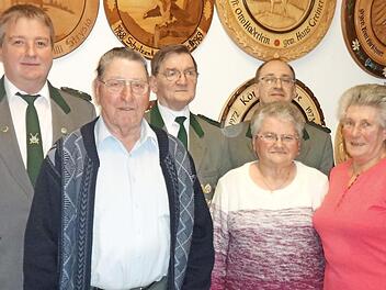 Die Pressiger Schützen haben neue Ehrenmitglieder. Das Bild zeigt (von links) Schützenmeister Günther Lieb, die Ehrenmitglieder Siegfried Hotz, Roland Backer, Dorothea Backer, Vorsitzenden Michael Reuth und Ehrenmitglied Erika Brücher. Foto: privat