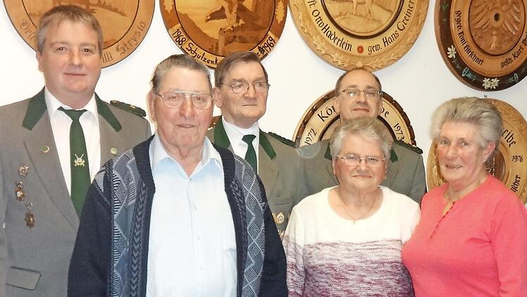 Die Pressiger Schützen haben neue Ehrenmitglieder. Das Bild zeigt (von links) Schützenmeister Günther Lieb, die Ehrenmitglieder Siegfried Hotz, Roland Backer, Dorothea Backer, Vorsitzenden Michael Reuth und Ehrenmitglied Erika Brücher. Foto: privat