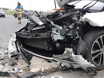 Der v&ouml;llig demolierte Golf des 26-J&auml;hrigen. Foto: Christian Licha