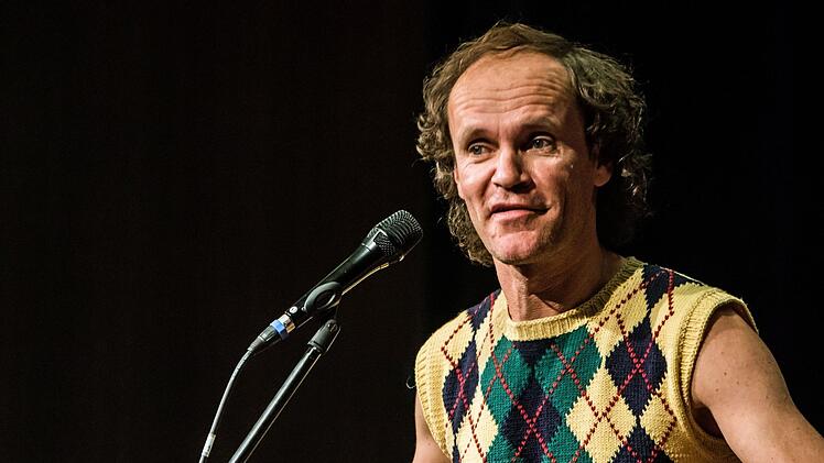 Mit Hintersinn und Selbst-Ironie: Olaf Schubert begeisterte seine zahlreichen Fans im ausverkauften Coburger Kongresshaus.Foto: Jochen Berger