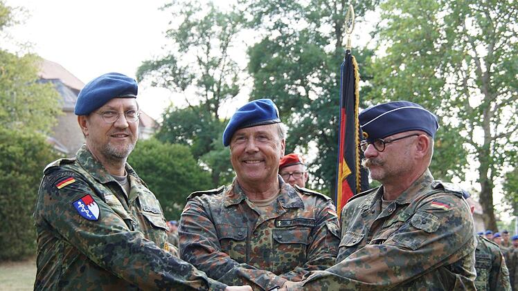 Kommandoübergabe: Oberstarzt Wolfgang Kaiser, Generalstabsarzt Armin Kalinowski und Oberstarzt   Michael Eger. Foto: Arkadius Guzy