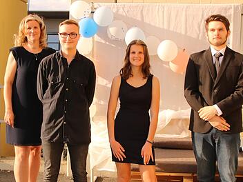 Konrektorin Simone Zimmerer (links) mit den diesjährigen Abschlussbesten der Friedrich-Baur-Mittelschule Stadtsteinach. Von rechts: Johannes Ott, Tatiana Haas und Benjamin Gründonner.