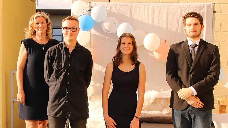 Konrektorin Simone Zimmerer (links) mit den diesjährigen Abschlussbesten der Friedrich-Baur-Mittelschule Stadtsteinach. Von rechts: Johannes Ott, Tatiana Haas und Benjamin Gründonner.