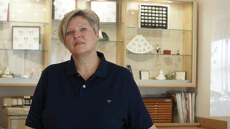 Evelyne Becher wird das Uhrmacher- und Juweliergeschäft in Bad Brückenau nach dem plötzlichen Tod ihres Mannes Herbert definitiv weiterführen. Dabei erhält sie unter anderem Hilfe aus Fulda. Foto: Steffen Standke