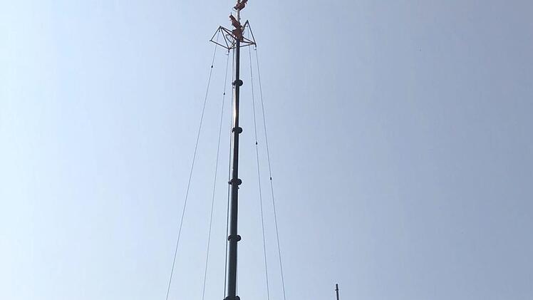 Mit von der Partie war auch das Technische Hilfswerk aus Mellrichstadt mit seiner Führungsstelle. Hinzu kam das Fahrzeug des THW Straubing mit dem 34 Meter ausfahrbarem Mast für die verschiedensten Antennen. Foto: Friedrich