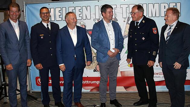 Bei der Kreisverbands- und Kommandantendienstversammlung der Feuerwehr: BRK-Kreisvorsitzender Michael Rendl (von links) , 1. Polizei-Hauptkommissar Stefan P&ouml;rtner, Landrat Thomas Bold, Staatssekret&auml;r Sandro Kirchner MdL, Kreisbrandrat Benno Metz u...