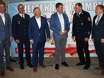 Bei der Kreisverbands- und Kommandantendienstversammlung der Feuerwehr: BRK-Kreisvorsitzender Michael Rendl (von links) , 1. Polizei-Hauptkommissar Stefan Pörtner, Landrat Thomas Bold, Staatssekretär Sandro Kirchner MdL, Kreisbrandrat Benno Metz u...