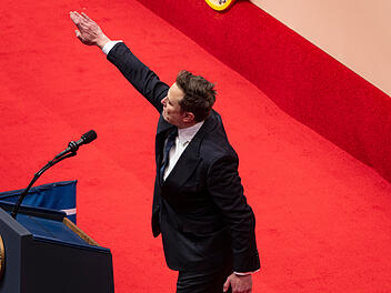 Musk irritiert mit Hitlergruß-ähnlicher Geste