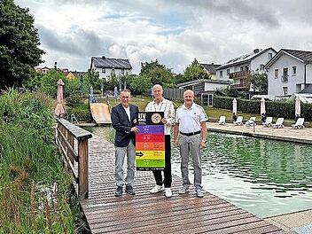 B&uuml;rgermeister Thomas Hack (von links), AOK Gesundheitsfachkraft Johannes Kiep und Zweiter B&uuml;rgermeister Martin Kaiser freuen sich &uuml;ber die neue UV-Index-Tafel.