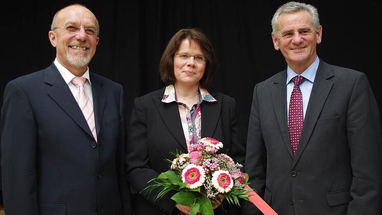 Heinrich Hausknecht (links), Ministerialbeauftragter der Realschulen in Oberfranken, und Landrat Oswald Marr (rechts) wünschten der neuen Schulleiterin Christa Bänisch (Mitte) viel Freude an ihrem neuen Wirkungsort.  Foto: Heike Schülein
