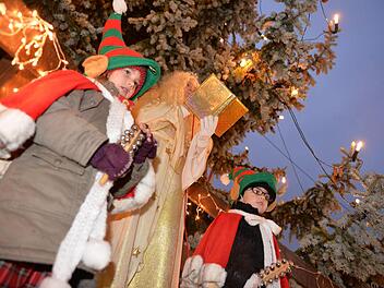 Das Christkind (Anna Stadelmann) eröffnete den Zeiler Weihnachtsmarkt.  Fotos: Ronald Rinklef