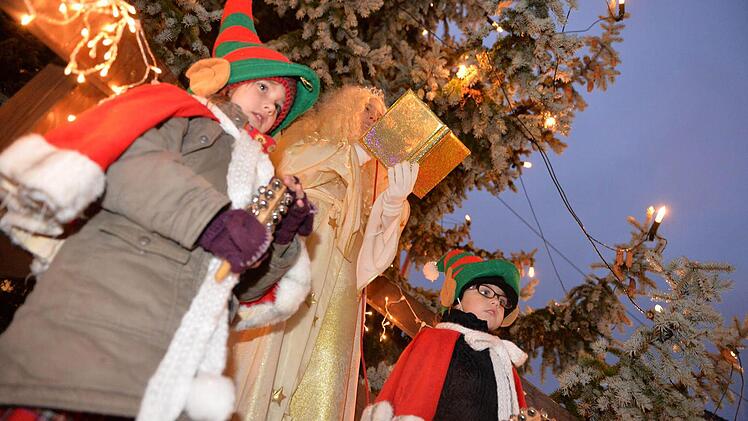 Das Christkind (Anna Stadelmann) eröffnete den Zeiler Weihnachtsmarkt.  Fotos: Ronald Rinklef