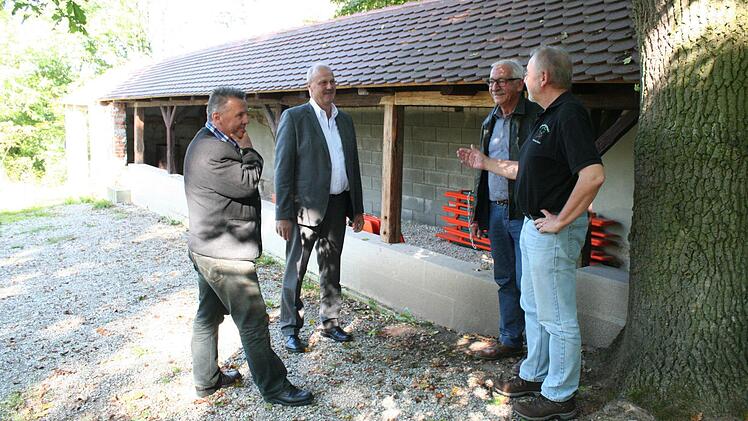 Jürgen Ganzmann vom städtischen Bauamt, Bürgermeister Gerald Brehm, Architekt Fritz Wiesneth und Karsten Wiese, der Vorsitzende des Kellerbergvereins (von links) besprechen vor der historischen Kegelbahn am Petersbeckskeller die geplanten Maßnahmen.