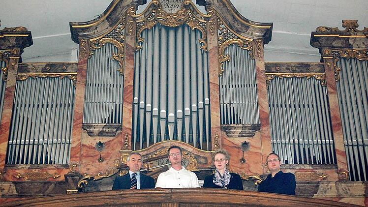 Regionalkantor Georg Schäffner, Johannes Bail, Christina Singer und Thomas Seiler (v.l.) bei der Orgelweihe Foto: privat