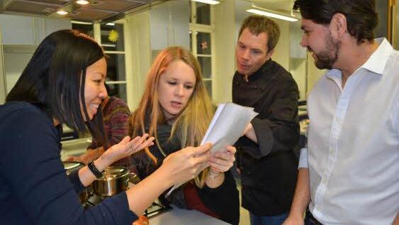 Was bedeutet was? Mit Hilfe von Übersetzungslisten begeben sich die Studenten aus Asien, Europa und Südamerika auf das Abenteuer "Coburger Klöße kochen".