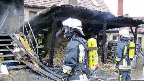 Mit Atemschutz waren diese Feuerwehrleute aus Hiltpoltstein im Einsatz.  Foto: Petra Malbrich