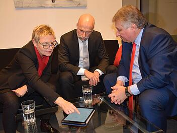 Oberbürgermeister Kay Blankenburg (Mitte) im Gespräch mit dem Vorsitzenden des Verkehrsausschusses des Deutschen Bundestages, Martin Burkert (SPD) und MdB Sabine Dittmar (SPD). Foto: Stadt Bad Kissingen