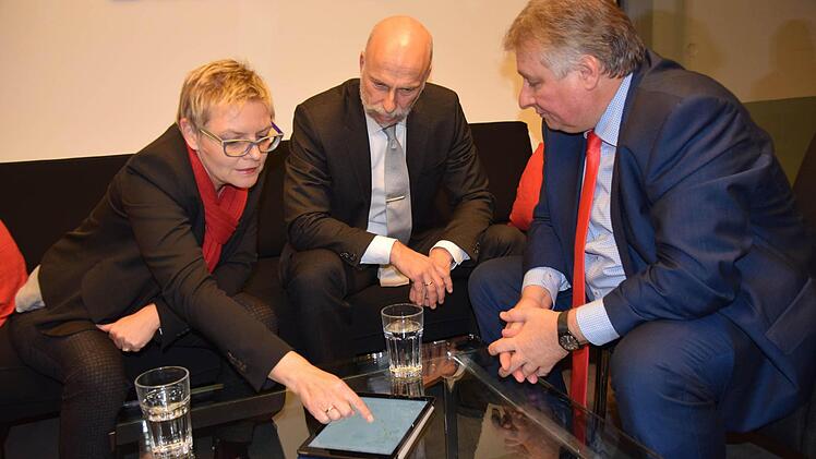 Oberbürgermeister Kay Blankenburg (Mitte) im Gespräch mit dem Vorsitzenden des Verkehrsausschusses des Deutschen Bundestages, Martin Burkert (SPD) und MdB Sabine Dittmar (SPD). Foto: Stadt Bad Kissingen
