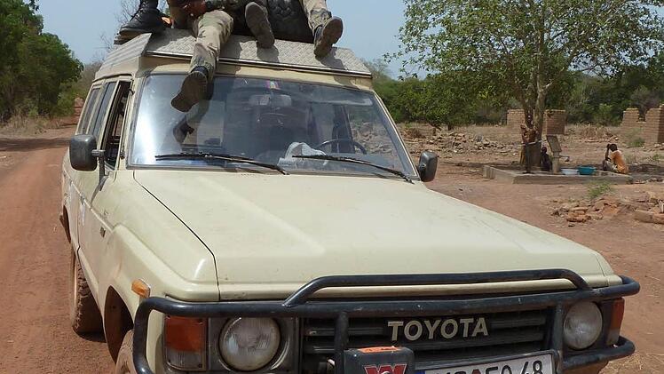 "Personen- und Geleitschutz in Republik Zentralafrika" - oft wollen uniformierte und bewaffnete Kräfte dort nur von A nach B und so wird einfach "Personenschutz" angeordnet. Für diese Mitnahme, diesen Schutz, darf dann auch noch gezahlt werden.  Foto: Rudi Kleinhenz