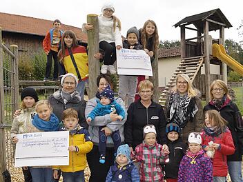Ina Krämer-Vielwerth (Kindergarten), Susanne Bohn, Elke Bohn, Kirsten Bohn, Melanie Reusch nahmen die stattliche Spende der Firma Bohn entgegen. Foto: Jana Törö