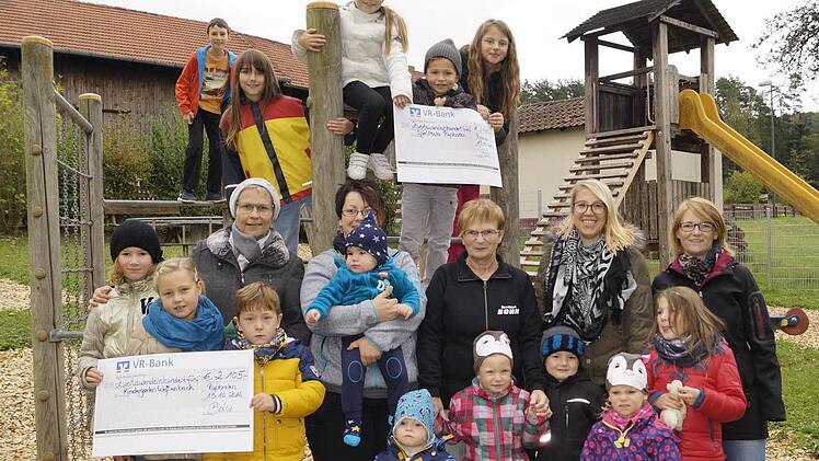 Ina Krämer-Vielwerth (Kindergarten), Susanne Bohn, Elke Bohn, Kirsten Bohn, Melanie Reusch nahmen die stattliche Spende der Firma Bohn entgegen. Foto: Jana Törö