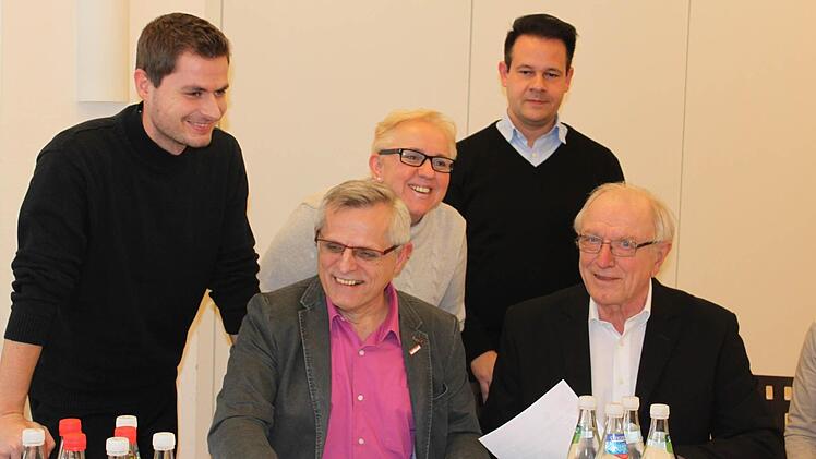 Strahlende Gesichter über die gesicherte Nahversorgung (von links): Sebastian Hagen, Josef Sier, Anne Rudel, Matthias Neller und Rolf Gutzler Foto: Annabelle Gunzelmann