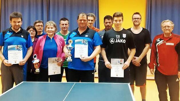 Siegerehrung nach dem Tischtennis-Turnier des TTC Tüschnitz: (von links) Thomas Angles, Heidi Funk, Alexander Müller, Isolde Wöhner, Mateo Marusic, Jens Möckel, Nicolas Scheller, Thomas Bauer, Silus Bauer, Timo Wildner und Turnierleiter Karl-Heinz Sladek.  Foto: privat