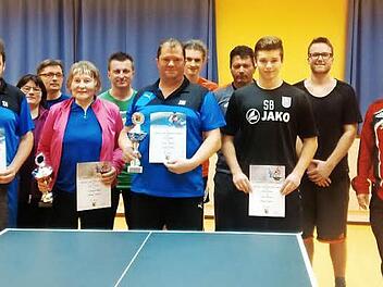 Siegerehrung nach dem Tischtennis-Turnier des TTC T&uuml;schnitz: (von links) Thomas Angles, Heidi Funk, Alexander M&uuml;ller, Isolde W&ouml;hner, Mateo Marusic, Jens M&ouml;ckel, Nicolas Scheller, Thomas Bauer, Silus Bauer, Timo Wildner und Turnierleiter Karl-Heinz Sladek.  Foto: privat