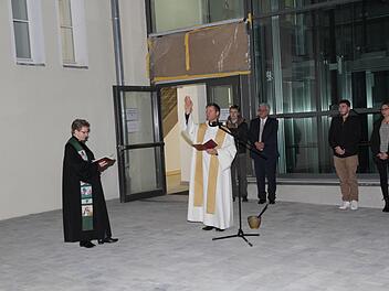 Pfarrer Matthias Steffel und Pfarrerin Claudia Berner weihen  die  Schule ein. Foto: Mathias Erlwein