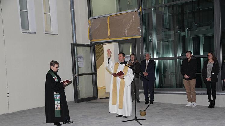 Pfarrer Matthias Steffel und Pfarrerin Claudia Berner weihen  die  Schule ein. Foto: Mathias Erlwein
