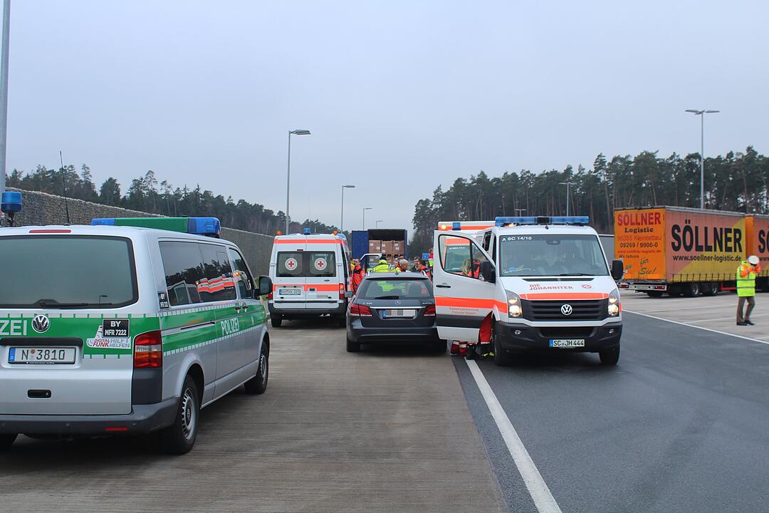 Auf der A6 im Kreis Ansbach sind sechs Flüchtlinge in einem Lkw entdeckt worden. Die Männer hatten möglicherweise mehrere Tage kein Essen oder Trinken.