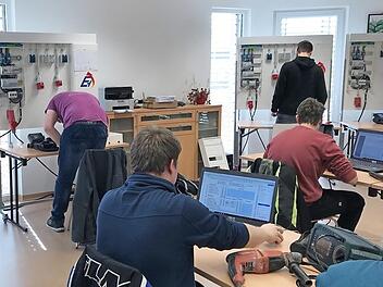 Damit die überbetriebliche Ausbildung der angehenden Elektroniker weiterhin in Haßfurt stattfinden kann, hat die Innung Haßberge in eigene Räumlichkeiten auf dem Gelände der Firma Störcher in Haßfurt investiert. Unser Bild zeigt die Werkstatt, die die Räume an der Berufsschule ersetzen soll.  Foto: Sabine Weinbeer