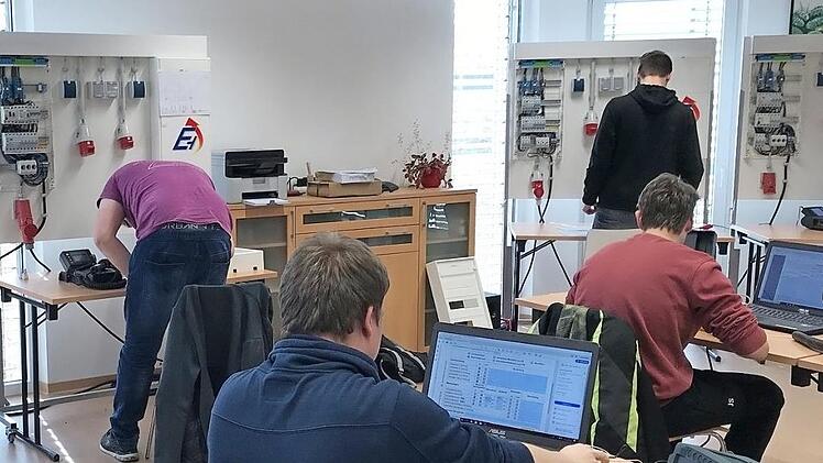Damit die überbetriebliche Ausbildung der angehenden Elektroniker weiterhin in Haßfurt stattfinden kann, hat die Innung Haßberge in eigene Räumlichkeiten auf dem Gelände der Firma Störcher in Haßfurt investiert. Unser Bild zeigt die Werkstatt, die die Räume an der Berufsschule ersetzen soll.  Foto: Sabine Weinbeer
