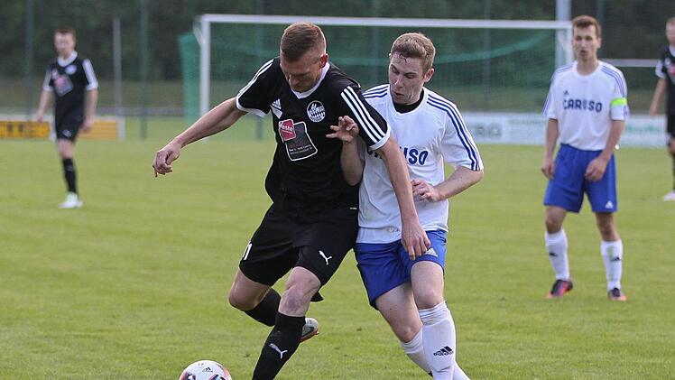 Meeders Torsch&uuml;tze zum zwischenzeitlichen 1:1-Ausgleich Tim Knoch (schwarzes Trikot) kann den Ball gegen Patrick Wittmann abschirmen.Lisa H&uuml;mmer