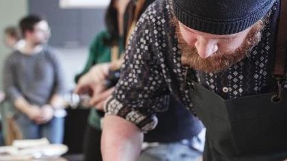 Sternekoch Felix Schneider wird einer der Dozenten des Kartoffel-Tags im Heinersreuther Hof sein. Sein Ziel: aus den besten Produkten das Beste machen. Foto: Genussakademie Bayern